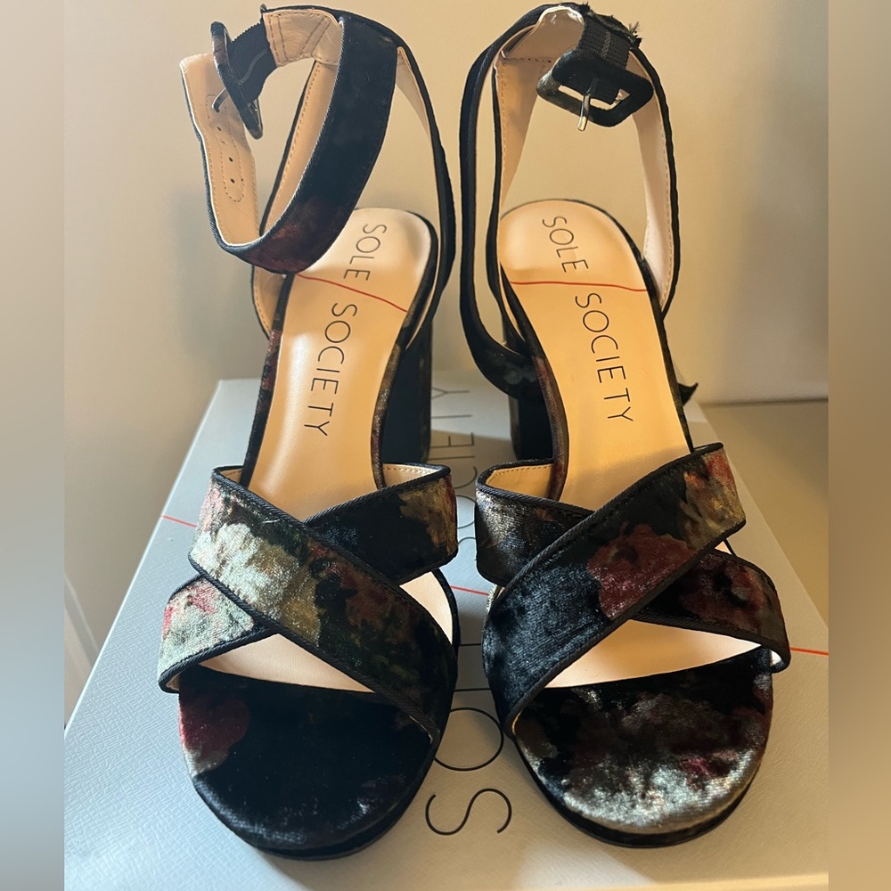 Sole society summer beautiful flower velvet platforms size 10